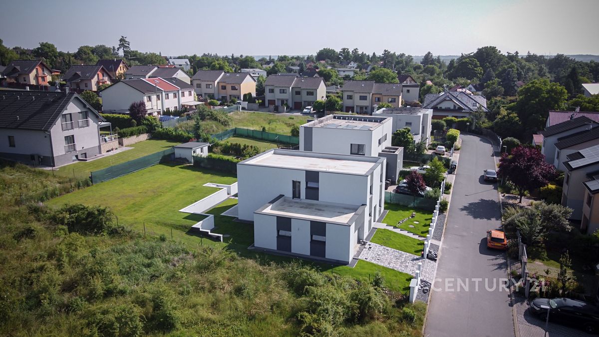 Prodej rodinného domu 243 m², pozemek 899 m²